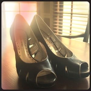 Gianni Bini Black & silver cut out peep toe pumps